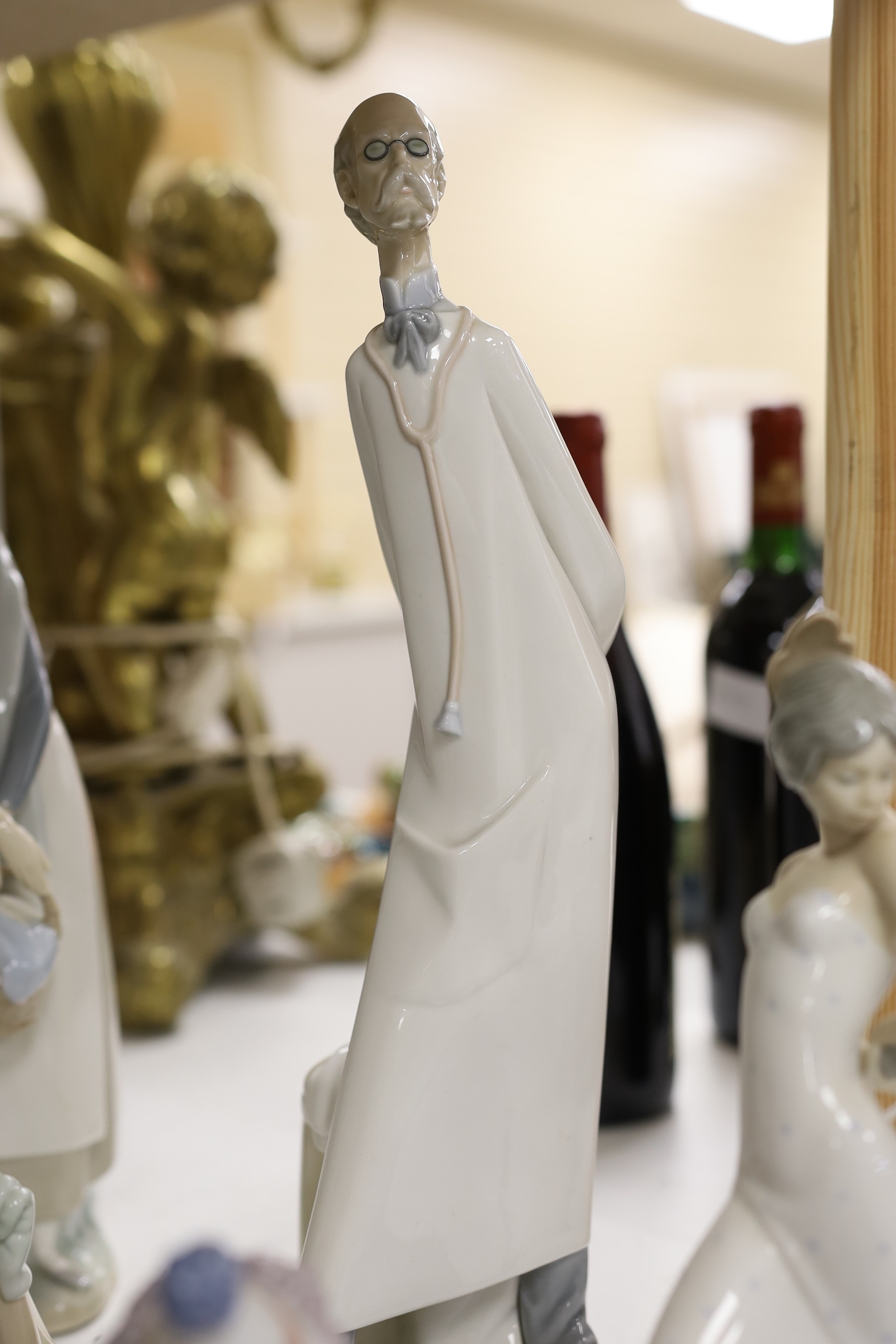 A group of Lladro and Lladro type figures (9)